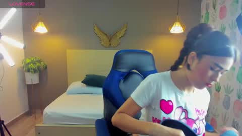Snapshot of dulce_victoriaa_ chatting on 02.12.25 V I C T O R I A online show from 02.12.25