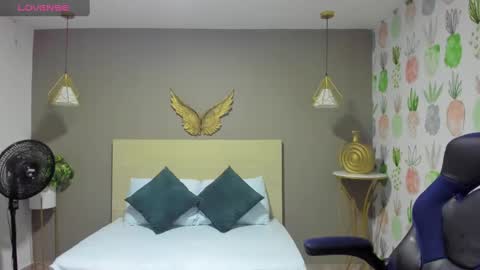 Snapshot of dulce_victoriaa_ chatting on 02.15.25 V I C T O R I A online show from 02.15.25