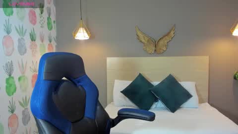 Snapshot of dulce_victoriaa_ chatting on 02.17.25 V I C T O R I A online show from 02.17.25