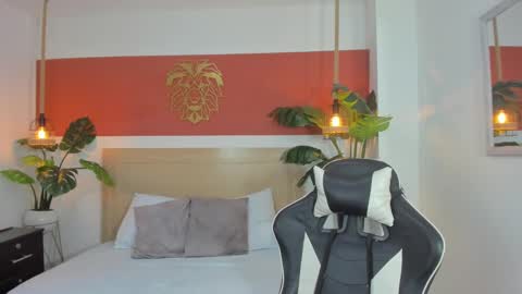 Snapshot of dulce_victoriaa_ chatting on 02.25.25 V I C T O R I A online show from 02.25.25