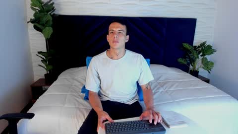 Snapshot of dustin_sonne chatting on 01.28.25 Dustin Sonne online show from 01.28.25