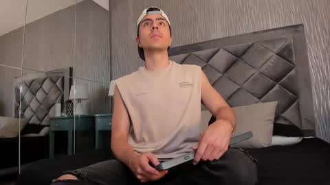 Snapshot of dylan_cross_ chatting on 09.24.25 Dylan online show from 09.24.25