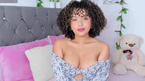 Snapshot of ebony_curly2 chatting on 02.16.25 isa online show from 02.16.25