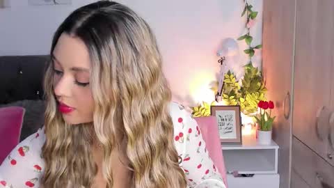 Snapshot of ebony_curly2 chatting on 10.16.25 isa online show from 10.16.25