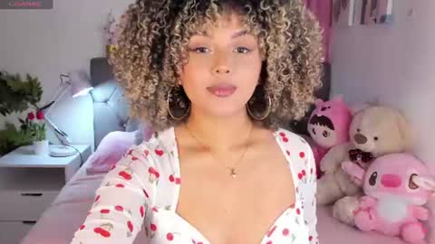 Snapshot of ebony_curly2 chatting on 07.01.26 isa online show from 07.01.26