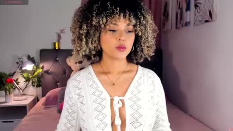 Snapshot of ebony_curly2 chatting on 08.06.26 isa online show from 08.06.26