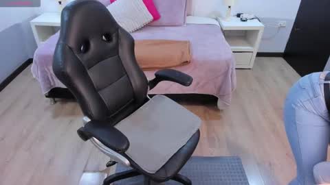 Snapshot of ebony_fantasy2 chatting on 10.21.25 ebony_fantasy2 online show from 10.21.25