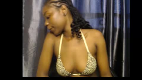 Snapshot of ebony_petitequeen chatting on 09.10.25 Ella online show from 09.10.25