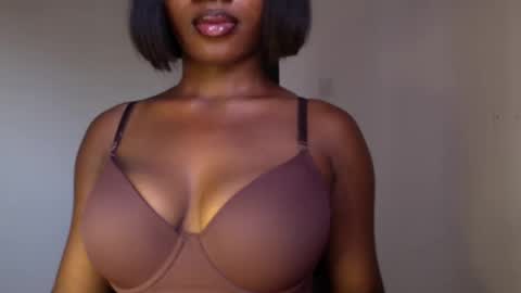 Snapshot of ebony_pussy98 chatting on 05.04.26 delilah online show from 05.04.26
