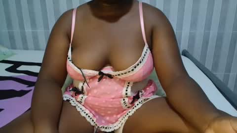 Snapshot of ebony_sabrina chatting on 01.05.25 Sabrina online show from 01.05.25