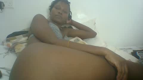 Snapshot of ebonycutegal1996 chatting on 02.11.25 TRIZER online show from 02.11.25