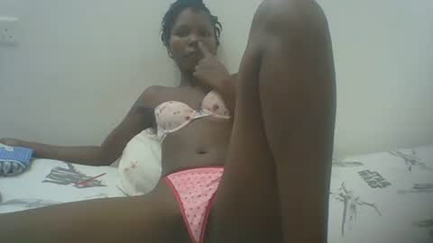 Snapshot of ebonycutegal1996 chatting on 02.17.25 TRIZER online show from 02.17.25