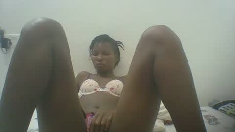 Snapshot of ebonycutegal1996 chatting on 02.18.25 TRIZER online show from 02.18.25