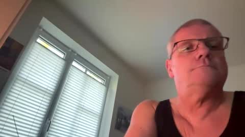 Snapshot of eichelhorn chatting on 10.16.25 eichelhorn online show from 10.16.25