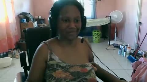 Snapshot of eirondra_valeen chatting on 10.25.25 Eirondra Valeen online show from 10.25.25