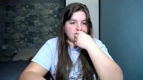 Snapshot of elanis_blair chatting on 04.19.26 Elanis online show from 04.19.26