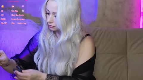 Snapshot of elarasable chatting on 11.25.25 elarasable online show from 11.25.25