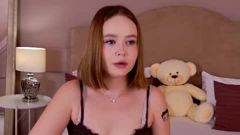 Snapshot of elaravance chatting on 06.24.26 elaravance online show from 06.24.26