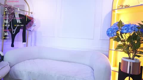 Snapshot of elasummeer chatting on 09.20.25 Elasummeer online show from 09.20.25