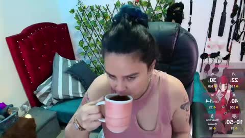 Snapshot of elektra_32 chatting on 10.31.25 elektra online show from 10.31.25