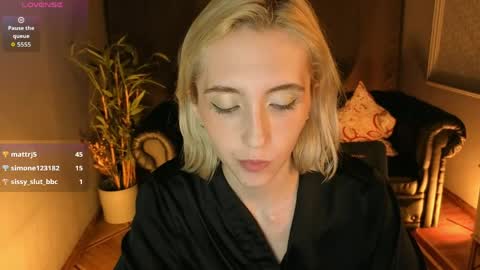 Snapshot of elen__moore chatting on 05.16.26 Elen online show from 05.16.26