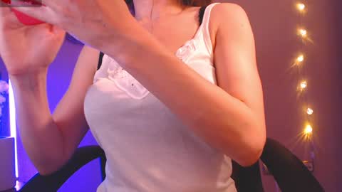 Snapshot of elenamiya chatting on 12.25.24 Heleonora online show from 12.25.24
