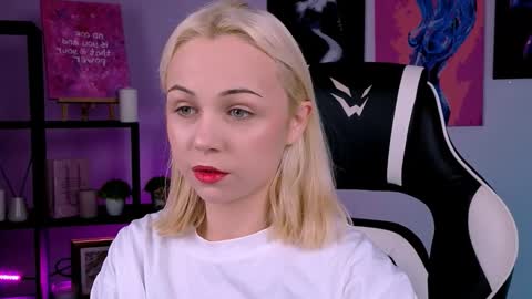 Snapshot of elenamonroee chatting on 10.13.25 elenamonroee online show from 10.13.25