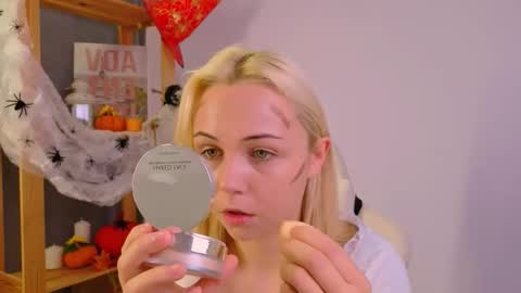 Snapshot of elenamonroee chatting on 10.21.25 elenamonroee online show from 10.21.25