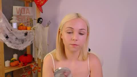 Snapshot of elenamonroee chatting on 10.22.25 elenamonroee online show from 10.22.25