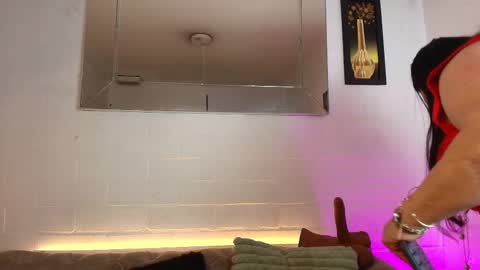 Snapshot of elenna_boobs_ chatting on 10.01.25 elenna_boobs_ online show from 10.01.25