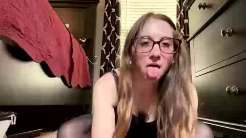 Snapshot of elenore_hoesevelt chatting on 10.10.25 Elenore Hoesevelt online show from 10.10.25