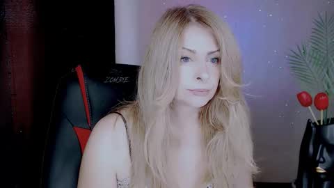 Snapshot of eleonorrres chatting on 10.12.25 Elli online show from 10.12.25