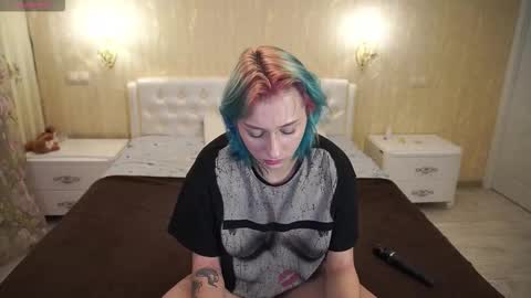 Snapshot of eliarose chatting on 10.05.25 Luna online show from 10.05.25