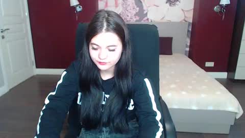 Snapshot of elinamils chatting on 03.12.25 ElinaMils online show from 03.12.25