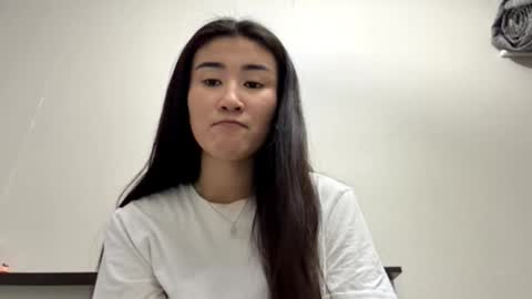 Snapshot of elissakoebel chatting on 12.05.25 Mei online show from 12.05.25