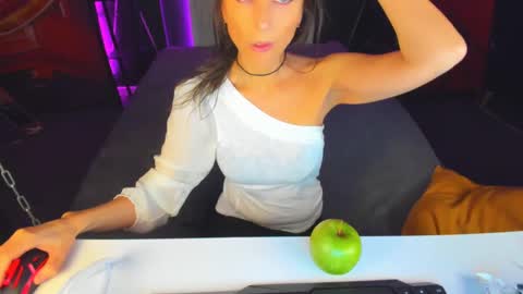 Snapshot of elizabe_th chatting on 12.11.24 Elizabethangel online show from 12.11.24