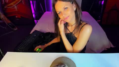 Snapshot of elizabe_th chatting on 12.12.24 Elizabethangel online show from 12.12.24