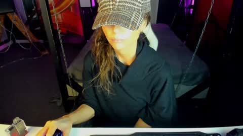 Snapshot of elizabe_th chatting on 01.19.25 Elizabethangel online show from 01.19.25