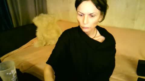 Snapshot of elizabe_th chatting on 10.18.25 Elizabethangel online show from 10.18.25