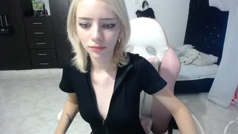 Snapshot of elizabeth_rose02 chatting on 11.08.25 Elizabeth online show from 11.08.25