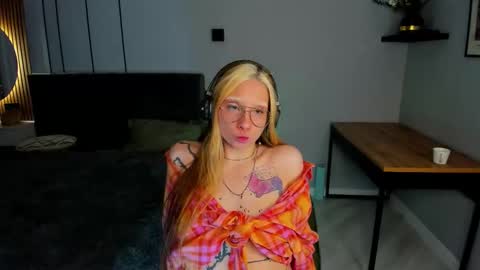elizabethh_brown online show from 02.04.26