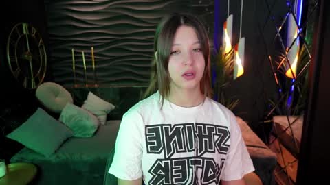 Snapshot of elizamild chatting on 01.09.25 Eliza online show from 01.09.25