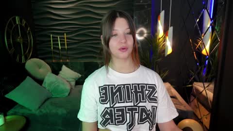 Snapshot of elizamild chatting on 01.09.25 Eliza online show from 01.09.25