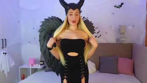 Ella online show from 10.31.25