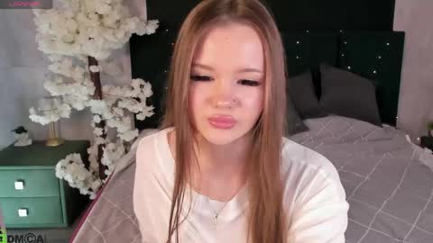 Snapshot of ella_butler chatting on 05.27.26 Ella online show from 05.27.26