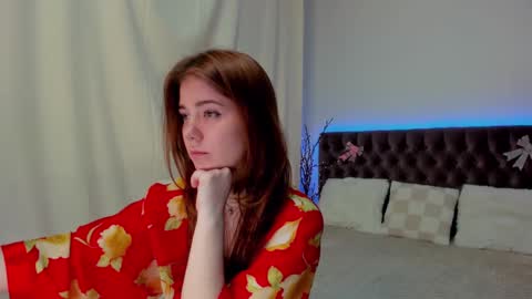 Ella Mayers online show from 02.12.25