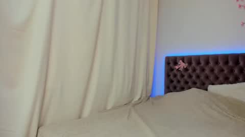 Ella Mayers online show from 10.12.25