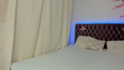 Ella Mayers online show from 10.17.25