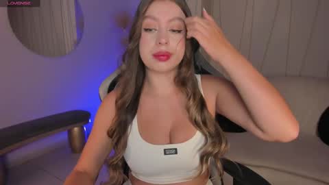 EllaClark online show from 03.04.25