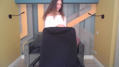 EllaLongs online show from 12.18.25